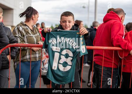 Middlesbrough, Großbritannien. 17. September 2022. Ein junger Middlesbrough-Unterstützer hält ein Duncan Watmore #18-Shirt vor dem Sky Bet Championship-Spiel Middlesbrough gegen Rotherham United im Riverside Stadium, Middlesbrough, Großbritannien, 17.. September 2022 (Foto von James Heaton/Nachrichtenbilder) Kredit: Nachrichtenbilder LTD/Alamy Live News Stockfoto