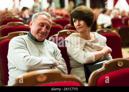 Älterer Mann, der während des Spiels im Theater schläft Stockfoto