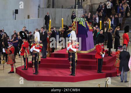 Die Enkelkinder von Königin Elizabeth II. (Im Uhrzeigersinn von vorne in der Mitte), der Prinz von Wales, Peter Phillips, James, Viscount Severn, Prinzessin Eugenie, Der Herzog von Sussex, Prinzessin Beatrice, Lady Louise Windsor und Zara Tindall halten eine Mahnwache neben dem Sarg ihrer Großmutter, der auf der Katafalque in der Westminster Hall, im Palace of Westminster, London, liegt. Bilddatum: Samstag, 17. September 2022. Stockfoto