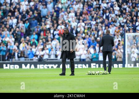 Tottenham, London, Großbritannien. 17. September 2022. Premier League Football, Tottenham Hotspur gegen Leicester City; Blumenkränze, die von den Botschaftern beider Vereine, Ledley King und Emile Heskey, auf den Platz gelegt wurden Kredit: Action Plus Sports/Alamy Live News Stockfoto
