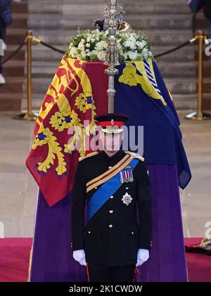 Der Prinz von Wales steht vor einer Mahnwache neben dem Sarg seiner Großmutter, Königin Elizabeth II., da er auf der Katafalque in der Westminster Hall, im Palace of Westminster, London, liegt. Bilddatum: Samstag, 17. September 2022. Stockfoto