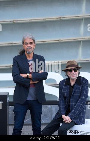 Donostia / San Sebastian. Spanien. 20220917, Fernando Leon de Aranoa, Joaquin Sabina besuchten 'Feeling IT' Photocall während des 70. San Sebastian International Film Festival im Kursaal Palace am 17. September 2022 in Donostia / San Sebastian, Spanien Quelle: MPG/Alamy Live News Stockfoto