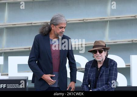 Donostia / San Sebastian. Spanien. 20220917, Fernando Leon de Aranoa, Joaquin Sabina besuchten 'Feeling IT' Photocall während des 70. San Sebastian International Film Festival im Kursaal Palace am 17. September 2022 in Donostia / San Sebastian, Spanien Quelle: MPG/Alamy Live News Stockfoto