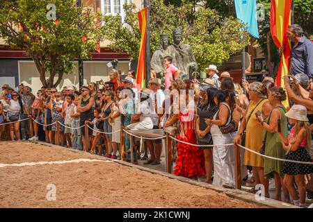 Zuschauer bei einer Reitshow, jährlicher Pferdetag. Fuengirola, Andalusien, Costa del Sol, Spanien. Stockfoto