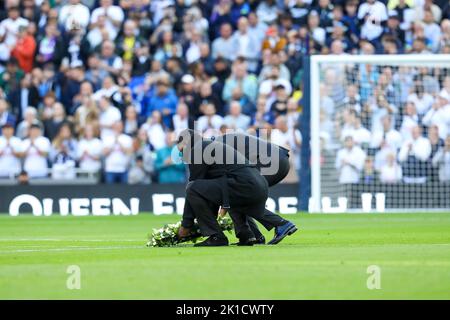 Tottenham, London, Großbritannien. 17. September 2022. Premier League Football, Tottenham Hotspur gegen Leicester City; Blumenkränze, die von den Botschaftern beider Vereine, Ledley King und Emile Heskey, auf den Platz gelegt wurden Kredit: Action Plus Sports/Alamy Live News Stockfoto