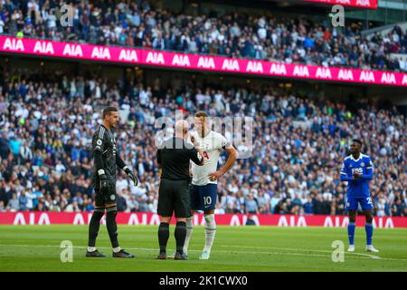 Tottenham, London, Großbritannien. 17. September 2022. Premier League Fußball, Tottenham Hotspur gegen Leicester City; Tottenham Hotspur ist mit Schiedsrichter Simon Hooper unglücklich, weil er in der 28.. Minute ein Tor verbietet hat. Kredit: Aktion Plus Sport/Alamy Live Nachrichten Stockfoto