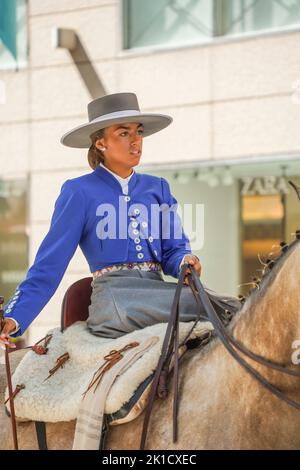 Spanisches Mädchen in traditioneller Kleidung auf dem Pferd, während des jährlichen Pferdetages. Fuengirola, Andalusien, Costa del Sol, Spanien. Stockfoto