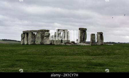 Das prähistorische Monument namens Stonehenge auf der Salisbury Plain in Wiltshire, England Stockfoto