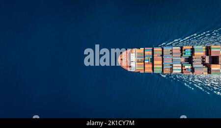 Luftaufnahme eines großen Containerschiffes von oben nach unten Stockfoto