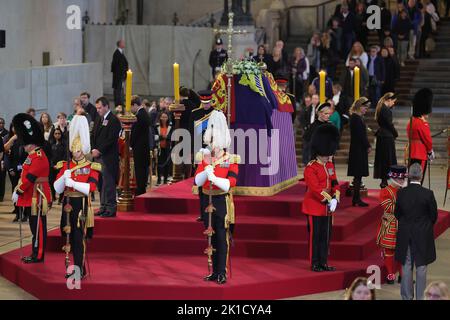 Die Enkelkinder von Königin Elizabeth II. (Im Uhrzeigersinn von vorne in der Mitte), der Prinz von Wales, Peter Phillips, James, Viscount Severn, Prinzessin Eugenie, Der Herzog von Sussex, Prinzessin Beatrice, Lady Louise Windsor und Zara Tindall halten eine Mahnwache neben dem Sarg ihrer Großmutter, der auf der Katafalque in der Westminster Hall, im Palace of Westminster, London, liegt. Bilddatum: Samstag, 17. September 2022. Stockfoto