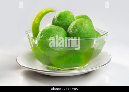 Chili-Süßigkeiten auf Schüssel. Grün gefärbt, Chili gewürzt, heiß und süß Geschmack. Ungewöhnlich ungeraden Geschmack. Stockfoto