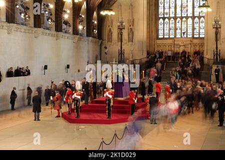 Die Enkelkinder von Königin Elizabeth II. (Im Uhrzeigersinn von vorne in der Mitte), der Prinz von Wales, Peter Phillips, James, Viscount Severn, Prinzessin Eugenie, Der Herzog von Sussex, Prinzessin Beatrice, Lady Louise Windsor und Zara Tindall halten eine Mahnwache neben dem Sarg ihrer Großmutter, der auf der Katafalque in der Westminster Hall, im Palace of Westminster, London, liegt. Bilddatum: Samstag, 17. September 2022. Stockfoto