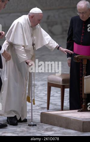 Vatikanstadt, Vatikan, 17. September 2022. Papst Franziskus kommt zu einer Audienz mit Pilgern aus den italienischen Städten Alessandria und Spoleto in die Aula Paul VI. Quelle: Maria Grazia Picciarella/Alamy Live News Stockfoto