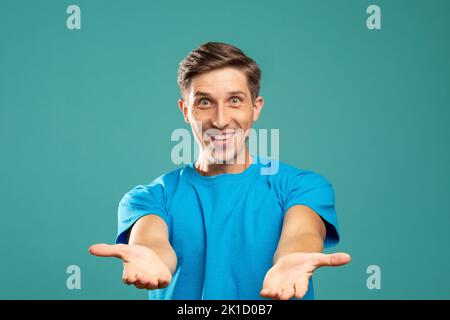 Spannende Meetings. Glückliches männliches Porträt. Unglaubliche Situation. Willkommensgeste. Erstaunliche Gefühle. Expressive freudige junge Kerl streckte die Hände suchen Stockfoto