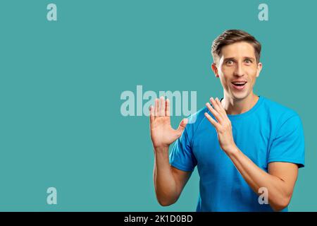 Überraschendes männliches Porträt. Wow-Gefühl. Unglaubliche Informationen. Produktpräsentation. Tolle Idee. Aufgeregter junger Mann, der die Kamera in der Hand hielt, öffnete h Stockfoto