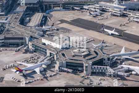 06. Mai 2022, Hessen, Frankfurt/Main: Verschiedene Flugzeuge stehen vor den Toren des Frankfurter Flughafens. Foto: Jan Woitas/dpa Stockfoto