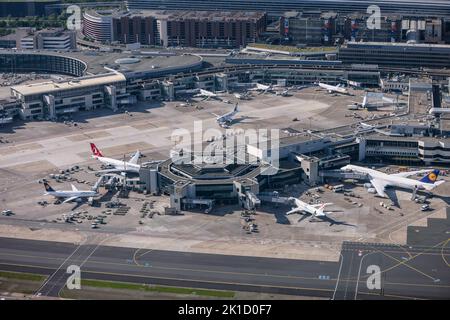 06. Mai 2022, Hessen, Frankfurt/Main: Verschiedene Flugzeuge stehen vor den Toren des Frankfurter Flughafens. Foto: Jan Woitas/dpa Stockfoto