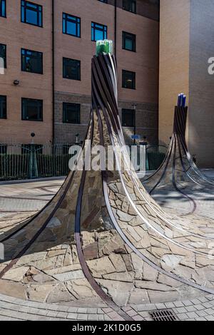 Fibers, eine ortsspezifische Skulptur am St. Blaise Square, in der Nähe des Bahnhofs Forster Square, alte Bahnlinien, geschwungenere Säulen und Optik. Stockfoto