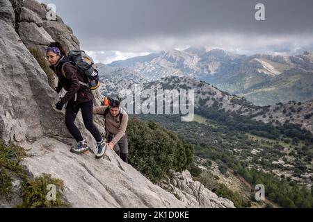 Bergsteiger am Rande von Son Torrella sierra, Fornalutx, Mallorca, Balearen, Spanien. Stockfoto