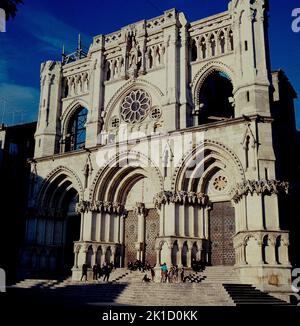 FACHADA NEOGOTICA DE LA CATEDRAL DE CUENCA CONSTRUIDA A PRINCIPIOS DEL SIGLO XX - FOTO AÑOS 60. Autor: VICENTE LAMPEREZ (1861-1923). Lage: CATEDRAL-EXTERIOR. WASCHBECKEN. CUENCA. SPANIEN. Stockfoto