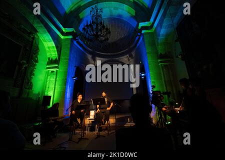 LLAVORS DE FONOLL, Natàlia Tascón (veu i cançó), Carles Seguí (guitarres) i. Miquel Àngel Adrover (veu i glosa) Consolació, Sant Joan, Mallorca. Stockfoto