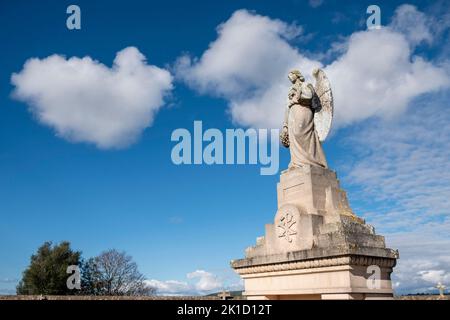 Geflügelter Engel auf Beerdigungsedikel, Friedhof Llucmajor, Mallorca, Balearen, Spanien. Stockfoto