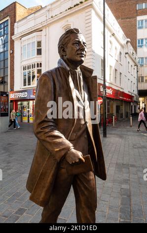 Brian Epstein Statue von Andy Edwards im Stadtzentrum von Liverpool Stockfoto