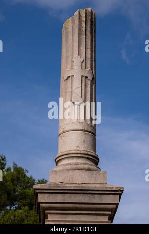 Gebrochene Säule, Symbol der unterbrochenen Existenz, Friedhof Alaró, Mallorca, Balearen, Spanien. Stockfoto