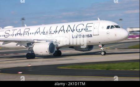 06. Mai 2022, Hessen, Frankfurt/Main: Ein Lufthansa Star Alliance Airbus A320-200 taxis über das Vorfeld am Frankfurter Flughafen. Foto: Jan Woitas/dpa Stockfoto