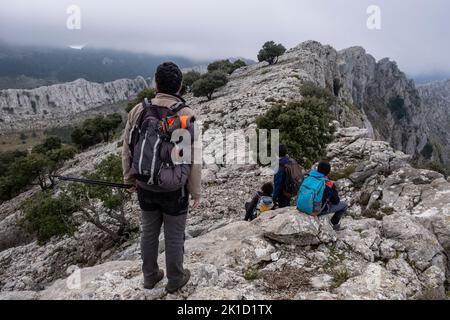 Bergsteiger am Rande von Son Torrella sierra, Fornalutx, Mallorca, Balearen, Spanien. Stockfoto