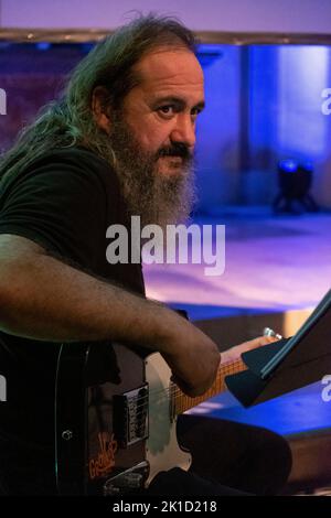 LLAVORS DE FONOLL, Natàlia Tascón (veu i cançó), Carles Seguí (guitarres) i. Miquel Àngel Adrover (veu i glosa) Consolació, Sant Joan, Mallorca. Stockfoto