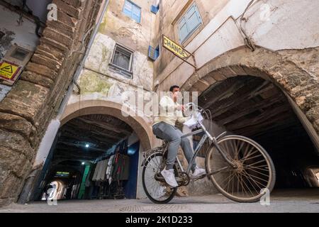 Junge auf einer Fahrradüberquerung Skala der Kasbah, Essaouira, marokko, afrika. Stockfoto