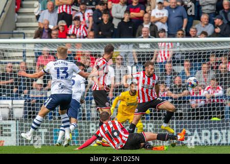 Ali McCann #13 von Preston North End dreht während des Sky Bet Championship-Spiels Preston North End vs Sheffield United in Deepdale, Preston, Großbritannien, 17.. September 2022 (Foto by Phil Bryan/News Images) Stockfoto