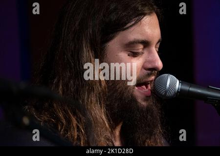 LLAVORS DE FONOLL, Natàlia Tascón (veu i cançó), Carles Seguí (guitarres) i. Miquel Àngel Adrover (veu i glosa) Consolació, Sant Joan, Mallorca. Stockfoto