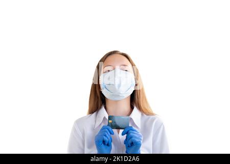 Bankkredit. Online-Zahlungen. Covid-19-Beschränkung. Glückliche Frau in formellen Hemd Medizin Maske Handschuhe halten Plastikkarte verträumt schließenden Augen isol Stockfoto