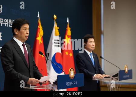 Seoul, Südkorea. 16. September 2022. Li Zhanshu, Vorsitzender des Ständigen Ausschusses des Nationalen Volkskongresses Chinas, spricht während einer gemeinsamen Pressekonferenz mit Kim Jin-pyo, dem Sprecher der Südkoreanischen Nationalversammlung, am Freitag, dem 16. September 2022, bei der Nationalversammlung in Seoul, Südkorea. (Foto von SeongJoon Cho/Pool/Bloomberg via Credit: SIPA USA/Alamy Live News Stockfoto