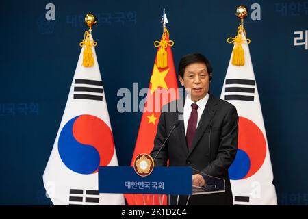 Seoul, Südkorea. 16. September 2022. Li Zhanshu, Vorsitzender des Ständigen Ausschusses des Nationalen Volkskongresses Chinas, schüttelt nach einer gemeinsamen Pressekonferenz auf der Nationalversammlung in Seoul, Südkorea, am Freitag, den 16. September 2022, die Hände des Sprechers der Südkoreanischen Nationalversammlung Kim Jin-pyo. (Foto von SeongJoon Cho/Pool/Bloomberg via Credit: SIPA USA/Alamy Live News Stockfoto