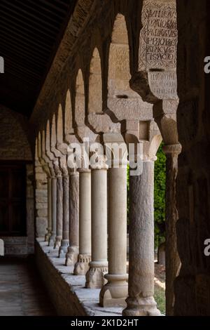 Kreuzgang der ehemaligen Kathedrale von San Vicente, Roda de Isábena, Isábena-Tal, Huesca, Spanien. Stockfoto