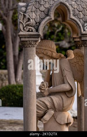 edicule mit denkender Engel in Erinnerung an Gabriel Bordoy, 1911, Friedhof Alaró, Mallorca, Balearen, Spanien. Stockfoto