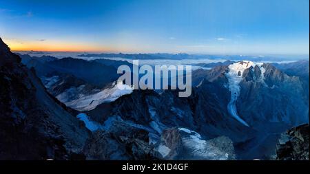 Sonnenaufgang auf der Gipfelbesteigung des Grand Combin. Blick auf den Mont Velan. Bergsteigen im wallis. Stockfoto