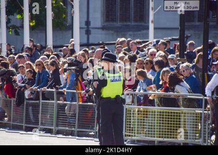 London, England, Großbritannien. 17. September 2022. Große Menschenmengen versammeln sich weiterhin vor dem Palast von Westminster, wo der Sarg der Königin gehalten wird. Die Beerdigung der Königin findet am 19.. September statt. Kredit: ZUMA Press, Inc./Alamy Live Nachrichten Stockfoto
