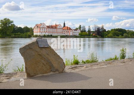 Neuhaus am Inn, Bayern, Deutschland - 28. Mai 2022: Schloss Neuhaus, hier von Schärding in Österreich aus gesehen, beherbergt heute eine weiterführende Schule. Stockfoto