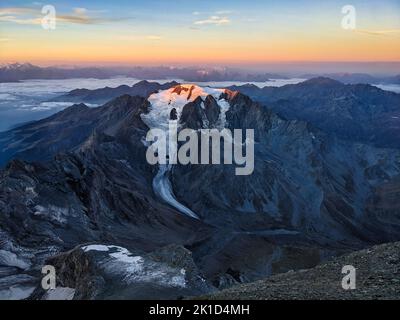 Sonnenaufgang auf der Gipfelbesteigung des Grand Combin. Blick auf den Mont Velan. Bergsteigen im wallis. Stockfoto