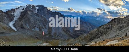 Blick auf den Mont Velan von der cabane de Valsorey mit Walliser Flagge im Wind. Bergtour in den Schweizer Bergen Stockfoto