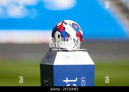 Der Puma EFL-Matchball während des Sky Bet Championship-Spiels Huddersfield Town gegen Cardiff City im John Smith's Stadium, Huddersfield, Großbritannien, 17.. September 2022 (Foto von Ben Early/News Images) Stockfoto