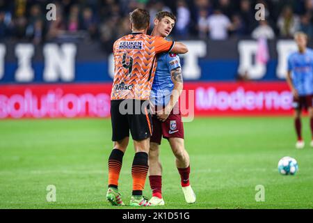 ARNHEM, NIEDERLANDE - 17. SEPTEMBER: Damon Mirani vom FC Volendam, Thomas Buitink von Vitesse während des niederländischen Eredivisie-Spiels zwischen Vitesse und FC Volendam beim Gelredome am 17. September 2022 in Arnhem, Niederlande (Foto: Ben Gal/Orange Picics) Credit: Orange Pics BV/Alamy Live News Stockfoto
