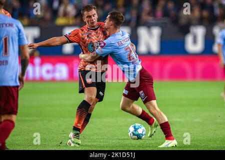 ARNHEM, NIEDERLANDE - 17. SEPTEMBER: Damon Mirani vom FC Volendam, Thomas Buitink von Vitesse während des niederländischen Eredivisie-Spiels zwischen Vitesse und FC Volendam beim Gelredome am 17. September 2022 in Arnhem, Niederlande (Foto: Ben Gal/Orange Picics) Credit: Orange Pics BV/Alamy Live News Stockfoto