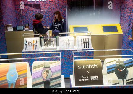 Moskau, Russland. 17.. September 2022. Interieur des Schweizer Uhrenmarkenladens Swatch im ZENTRALEN Einkaufszentrum GUM in Moskau, Russland Stockfoto