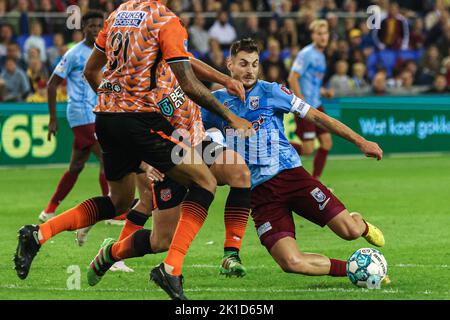 ARNHEM, NIEDERLANDE - 17. SEPTEMBER: Damon Mirani vom FC Volendam, Matus Bero von Vitesse während des niederländischen Eredivisie-Spiels zwischen Vitesse und FC Volendam beim Gelredome am 17. September 2022 in Arnhem, Niederlande (Foto: Ben Gal/Orange Picics) Credit: Orange Pics BV/Alamy Live News Stockfoto
