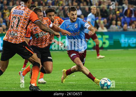 ARNHEM, NIEDERLANDE - 17. SEPTEMBER: Damon Mirani vom FC Volendam, Matus Bero von Vitesse während des niederländischen Eredivisie-Spiels zwischen Vitesse und FC Volendam beim Gelredome am 17. September 2022 in Arnhem, Niederlande (Foto: Ben Gal/Orange Picics) Credit: Orange Pics BV/Alamy Live News Stockfoto